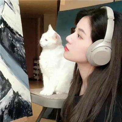 想踢沉迷男的女人